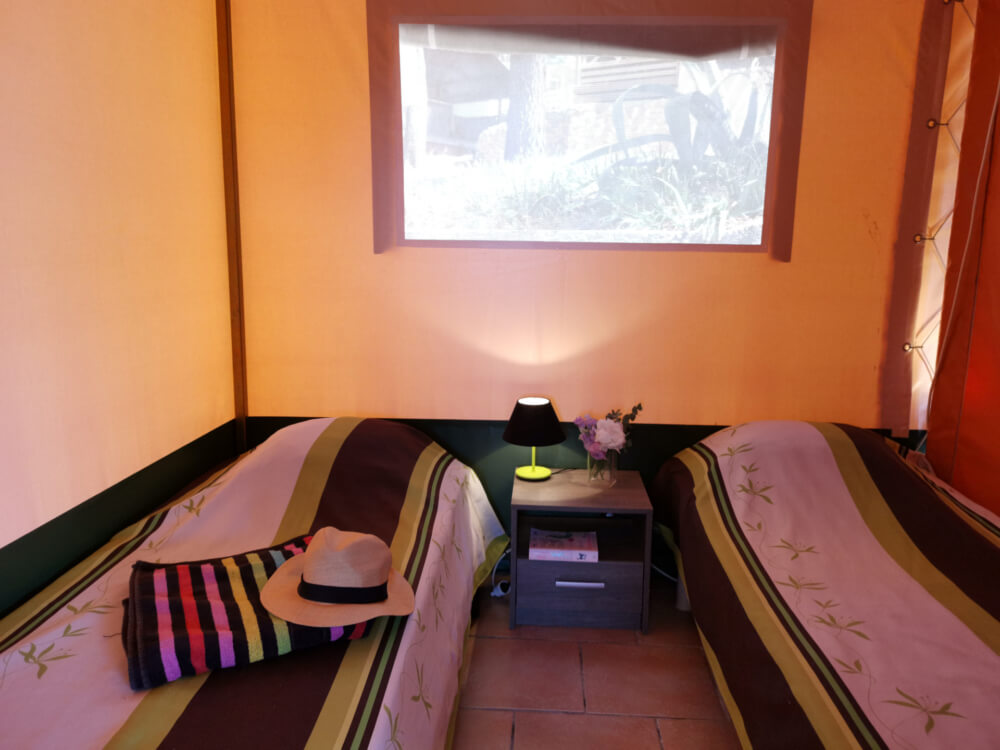 Chambre d'une location bungalow à St Cyr au Camping Clos Sainte Thérèse