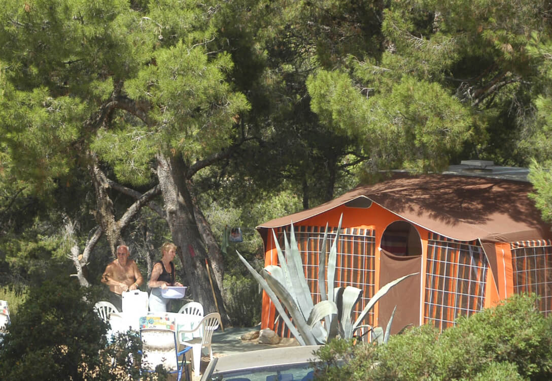 Emplacement camping caravane au camping 4 étoiles Clos Sainte Thérèse dans le Var