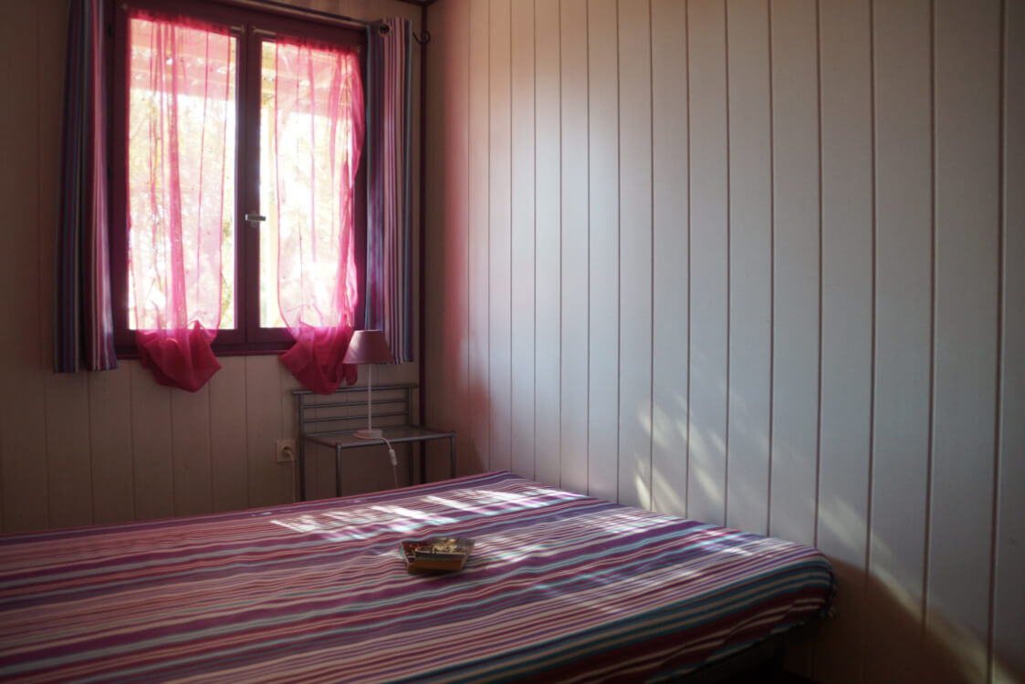Chambre double du Chalet La Ciotat en camping 4 étoiles à Saint Cyr sur Mer
